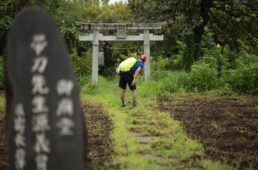 古い御堂を覗き込むシシャチョー