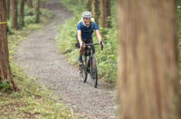 木立の中を走るシシャチョー