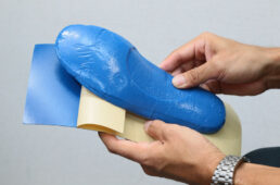 レーブメルトインソールにクッション材を貼る