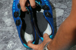 シューズ内の土踏まずの位置にアーチ形成パッドを貼る