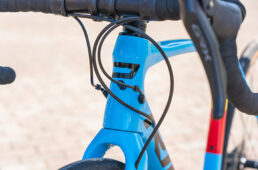 変速ケーブルやリアブレーキのオイルラインはヘッドチューブ付近からフレームに内装。フロントブレーキのオイルラインはフロントフォークのショルダー付近から内装される。ヘッドチューブまわりの造形はフェニックスSLディスクのテクノロジーをフィードバックし、高い剛性でハンドリング性能を高めている