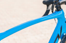 トップチューブは縦方向につぶしが入って薄くなっていて、弓なりに湾曲している。これにより、路面からの突き上げを効果的にいなし、グラベルでも快適な乗り心地を実現する