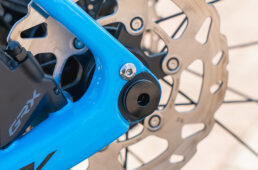 フレームやフォークには、フェンダーやキャリアなどを装着するのに使えるダボ穴がある。ただし本格的なアドベンチャー系グラベルバイクのようにたくさんのダボ穴があるわけではなく、どちらかというと走りに振ったモデルであることがうかがえる