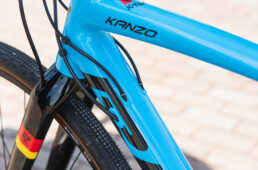 このモデルでも変速ケーブルやリアブレーキのオイルラインはヘッドチューブ付近からフレームに内装し、フロントブレーキのオイルラインはフロントフォークのショルダー付近から内装する。ケーブルの露出を減らすことで、オフロード走行時の泥詰まりなどのトラブルを低減する