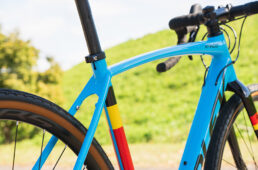 弓なりに湾曲するトップチューブは、縦方向につぶしが入って薄くなっている。シートステーも同様に縦方向につぶしが入って薄くなっており、路面からの振動を効果的にいなすことでグラベルでも快適な乗り心地を実現する