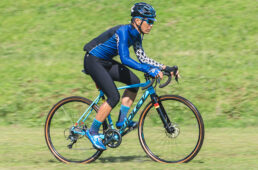 浅野真則：仕事でもプライベートでも自転車漬けの自転車ライター。ロードレースやヒルクライムなど幅広くレースを楽しみ、最近はTTに精力的に取り組んでいる。JBCFエリートツアーにも参戦中。海外のグランフォンドへの参加経験もある。ロングライドやポタリングも好き