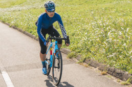 浅野真則：仕事でもプライベートでも自転車漬けの自転車ライター。ロードレースやヒルクライムなど幅広くレースを楽しみ、最近はTTに精力的に取り組んでいる。JBCFエリートツアーにも参戦中。海外のグランフォンドへの参加経験もある。ロングライドやポタリングも好き