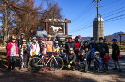 『弱虫ペダル』筆者の渡辺航さんを囲んでの記念撮影