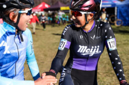 レース後握手を交わす渡辺春雅（明治大学）と福田咲絵（AX cyclocross team）