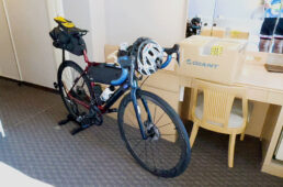 ホテルの自室にバイク