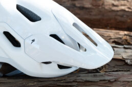 MTB用ヘルメットに搭載されるバイザー