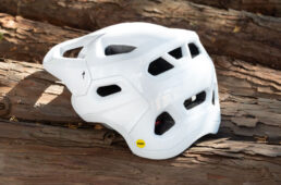 MTB用ヘルメットは後頭部まで広く覆う形状