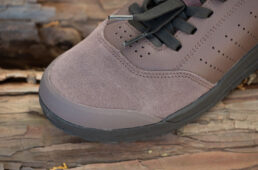 MTB用シューズに配された爪先のガード