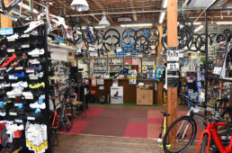 スポーツバイクファクトリー北浦和スズキの内観