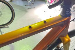 グラベルカーボンディスクのトップチューブ