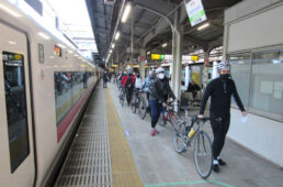 上野駅のホームに自転車を押し歩き