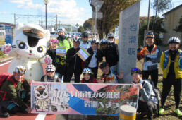 ムコナくんと一緒にツアー参加者と記念撮影