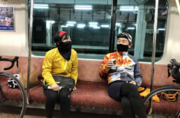 酒を飲む参加者