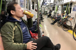 酒を飲む参加者