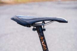 やや前下がりにしているサドル