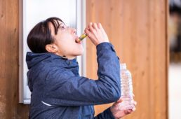 アミノバイタルゴールドを飲む金子さん