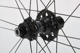 シャマルカーボンDB 2ウェイのフロントハブ