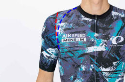 袖の形状は、袖の切り替えラインが肩に対して垂直になる一般的なセットインスリーブ　（赤線）のほか、袖の切り替えラインが斜めになっていて肩が動かしやすいラグランスリーブ（青線）の2種類から選べる。両者に価格差はないが、ラグランスリーブは方のロゴが乗車時に目立ちやすく、セットインスリーブはクラシカルなデザインと相性がいいなどそれぞれ特徴がある