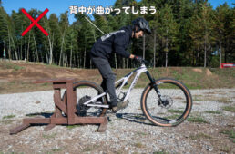 背中を丸めてしまった悪いなニュートラルポジションの例