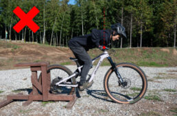 あごを前に出しすぎた悪いレディポジショの例