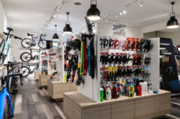 用品類も美しく展示される