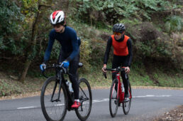 一緒にヒルクライムする池田さんと田中さん