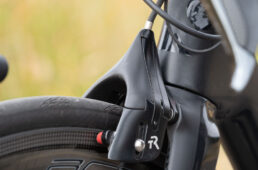 ブレーキキャリパーはエアロタイプを使用。そこまでエアロにこだわっている