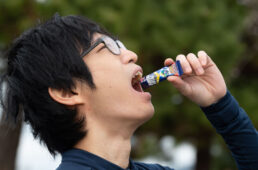 アミノバイタル®プロを飲む池田さん