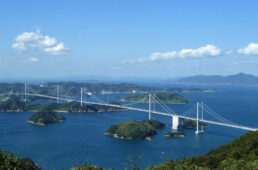 亀老山展望公園から来島海峡大橋を望む