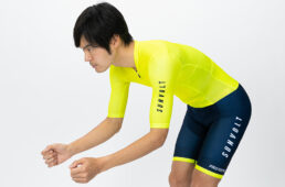 袖と裾の長さは世界的なトレンドを取り入れた、肘と膝にかからない絶妙な長さとなっている