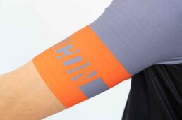 袖の生地はライクラだが、場所によって生地の畝の間隔が異なるのがわかる。最適な伸縮性を得るために折り方を変えているためで、この生地とカッティングによって最高のフィット感を生み出す。袖口はレーザーカットを施し、フィット感と着心地を向上させている