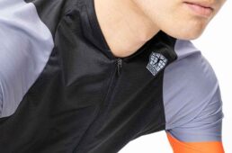 襟は前身頃と一体化しており、高さは低め。これはエアロ効果に加え、上半身を前傾させて首を持ち上げる乗車姿勢でのフィット感の向上を目的としたもの。軽量化にもつながっている