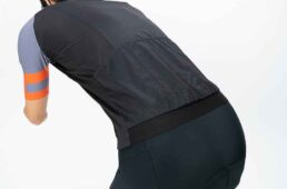 背面の裾の裏側には、厚みが薄く幅が広いシリコン製グリッパーを設けている。これにより、着心地の良さを損なうことなく、ライド中にウェアの裾がずり上がるのを防ぐ