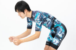 乗車姿勢をとったときに最適なフィット感が得られるよう、最新の立体設計を採用。3種類のストレッチ素材を前身頃、袖、後ろ身頃と使い分けることで、空気抵抗のもとになるシワが発生しにくく、ストレスの少ない着心地を実現する