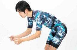 乗車姿勢をとったときに最適なフィット感が得られるよう、最新の立体設計を採用。3種類のストレッチ素材を前身頃、袖、後ろ身頃と使い分けることで、空気抵抗のもとになるシワが発生しにくく、ストレスの少ない着心地を実現する