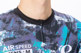 襟の部分はライド中に前傾姿勢をとったときに首が動かしやすいよう、低めになっている