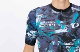 袖の形状は、袖の切り替えラインが肩に対して垂直になる一般的なセットインスリーブのほか、袖の切り替えラインが斜めになっていて肩が動かしやすいラグランスリーブの2種類から選べる