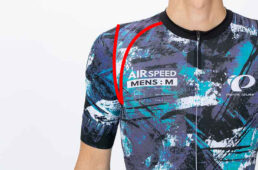 袖の形状は、袖の切り替えラインが肩に対して垂直になる一般的なセットインスリーブのほか、袖の切り替えラインが斜めになっていて肩が動かしやすいラグランスリーブの2種類から選べる。両者に価格差はないが、ラグランスリーブは方のロゴが乗車時に目立ちやすく、セットインスリーブはクラシカルなデザインと相性がいいなどそれぞれ特徴がある