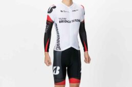 ウエイブワン・スピードデュアルスーツ（長袖・2万7500円、半袖・2万6400円）●新規注文／50日・3着〜（半袖と長袖の混在が可能）