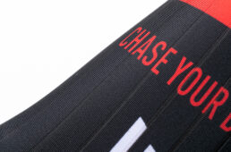 袖の部分には、エアロダイナミクス性能を意識したストライプ状の素材「スピードライン1.3」を採用。優れたストレッチ性が特徴で、空力性能向上につながる高いフィット感を持ちながら快適な着心地も実現。溝の深さは1ｍｍ以下でUCIルールに適合している