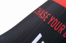 袖の部分には、エアロダイナミクス性能を意識したストライプ状の素材「スピードライン1.3」を採用。優れたストレッチ性が特徴で、空力性能向上につながる高いフィット感を持ちながら快適な着心地も実現。溝の深さは1ｍｍ以下でUCIルールに適合している