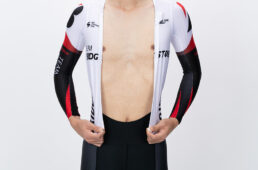 ワンピースの前身頃のファスナー部はパンツ部分と独立している。ダンシング時など、上半身を起こしてもウェアが突っ張りにくく、ロードレースやロングライドでもストレスを感じにくい