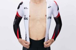 ワンピースの前身頃のファスナー部はパンツ部分と独立している。ダンシング時など、上半身を起こしてもウェアが突っ張りにくく、ロードレースやロングライドでもストレスを感じにくい