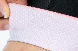 パンツの裾グリッパーテープは、糸状の滑り止め素材を生地に編み込み、肌に触れる部分全体が滑り止めになっている。生地全体で滑り止め効果を発揮し、従来の製品より耐久性も向上している。シリコンバンドのように突起がないので着心地も損なわない