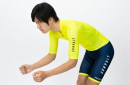 袖と裾の長さは世界的なトレンドを取り入れた、肘と膝にかからない絶妙な長さとなっている